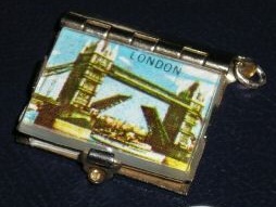 London, England - Souvenir Photo Book - Click Image to Close